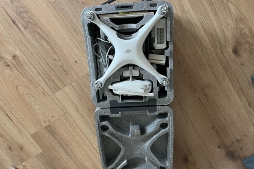 Offener Drohnenkoffer mit Drohnen Zubehör